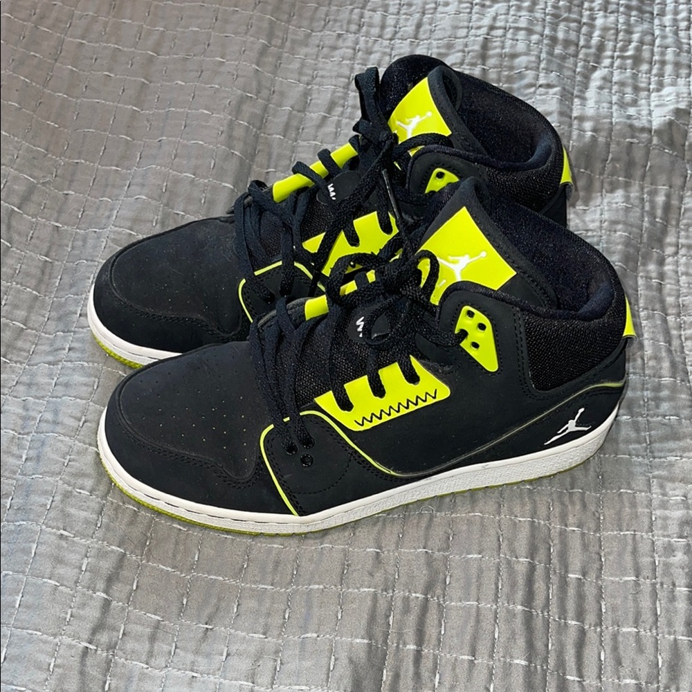 Jordan 23 Nike Black and Yellow tennis shoes 👟 Kids/ Women 6Y